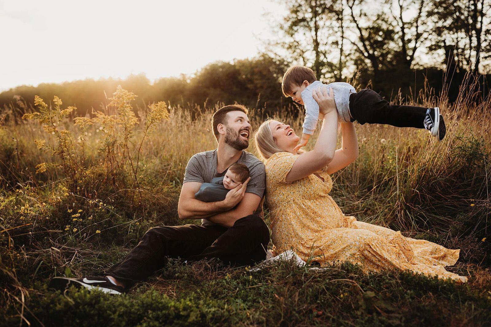 outdoor newborn family session in whitby